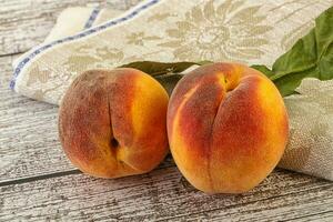 twee rijp zoet perziken fruit foto