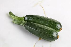 gesneden rauw jong groen courgette foto