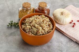 veganistisch keuken - gekookt quinoa ontbijtgranen foto