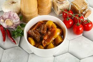 eigengemaakt rundvlees Hongaars goulash met aardappel foto