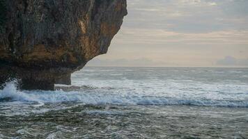 golven crashen Aan de wit zand strand foto