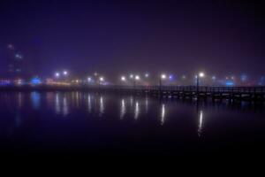 mistig baai Bij nacht foto