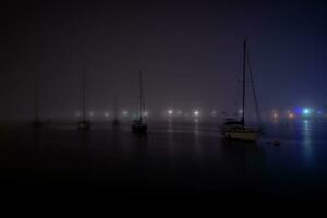 mistig baai Bij nacht foto