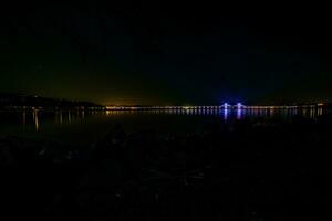 nieuw tikpan zee brug Bij nacht foto