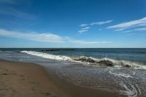 zonnig voorjaar dag Aan de strand foto