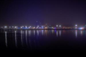 mistig baai Bij nacht foto