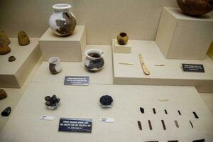 exposities van Antalya museum van oudheden, steen schrapers en messen en pottenbakkerij. foto