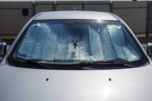 zon reflector voorruit. bescherming van de auto paneel van direct zonlicht foto