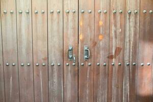wijnoogst houten poort deur in oud gebouw van de historisch stad- van kaleici. foto