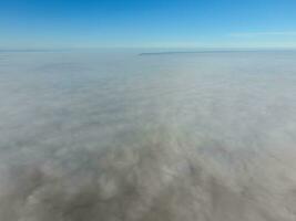 in de luchten bovenstaand de mist. zonsopkomst over- de mist. wolken in de buurt de grond foto