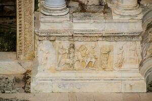 bas-reliëfs van antiek scènes Aan de gevels van de amfitheater in hierapolis, kalkoen. foto