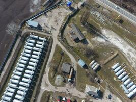 top visie van een klein tank boerderij. opslagruimte van brandstof en smeermiddelen. foto