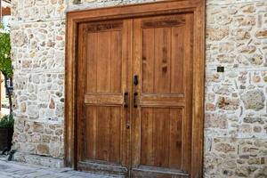 wijnoogst houten poort deur in oud gebouw van de historisch stad- van kaleici. foto