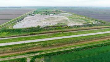 vuilnis dump met hopen van vuilnis en behandeling faciliteiten. stortplaats van vuilnis buiten de dorp foto