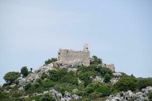 ruïnes van een oude vesting Aan top van een klif. kekova kalkoen stad ruïnes. foto