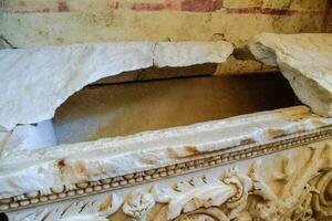 sarcofaag in kerk van st. nicholas in demre kalkoen. foto