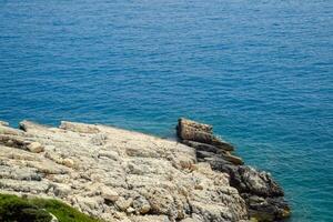 kust van de middellandse Zee zee. de kust is samengesteld van kalksteen en marmer. foto