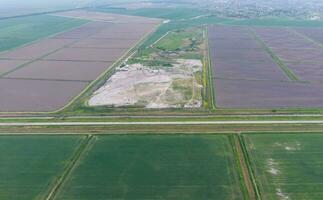 vuilnis dump met hopen van vuilnis en behandeling faciliteiten. stortplaats van vuilnis buiten de dorp foto