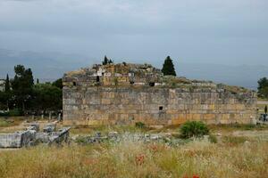 stoffelijk overschot van de oude antiek gebouwen van hierapolis van kalksteen blokken, vervallen muren. foto