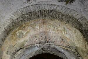 de gebouw van kerk van st. nicholas in kalkoen, demre. muren, kolommen en fresco's Aan de muur van de tempel. foto