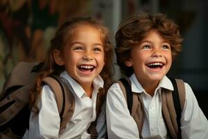 ai gegenereerd speels schoolkinderen sharing een luchthartig moment met te groot rugzakken, kinderen spelen in school- foto