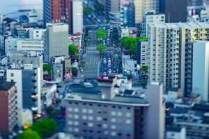 een schemer miniatuur stadsgezicht door hoog hoek visie Bij de stedelijk straat in Osaka foto