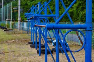 een speelplaats uitrusting van de Gesloten elementair school- grond dichtbij omhoog foto