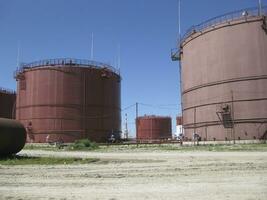 tank de verticaal staal. capaciteiten voor opslagruimte van olie producten foto