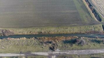 de kanaal van de lager niveau van de irrigatie systeem van velden. infrastructuur voor de teelt van rijst- foto