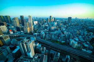 een schemer panorama stadsgezicht in de buurt de spoorweg in Osaka breed schot foto