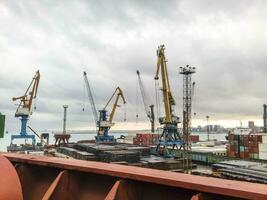 visie van de zee en stad strand van de haven kade. industrieel po foto