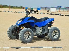 klein atv verhuur. verhuur Diensten Aan de strand door de zee foto