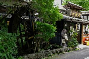 een historisch houten wiel Aan de water oppervlakte in tokyo breed schot foto