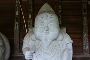 een Japans voogd standbeeld Bij de traditioneel straat in tokyo foto