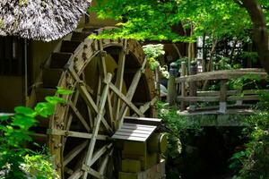 een historisch houten wiel Aan de water oppervlakte in tokyo foto