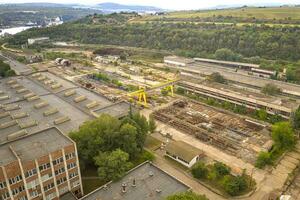 antenne visie van dar van fabriek met magazijn van staal elementen en kraan foto