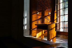 Islamitisch foto. een houten lessenaar of rachel in de moskee foto