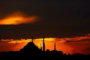 silhouett van suleymaniye moskee Bij zonsondergang met dramatisch wolken foto