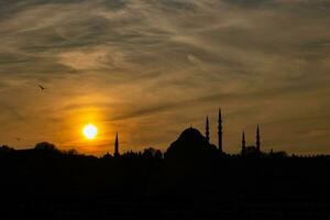 silhouet van suleymaniye moskee. Ramadan of Islamitisch concept foto