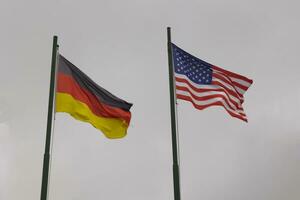 Verenigde Staten van Amerika en Duitsland vlaggen Aan de vlaggenmasten. foto