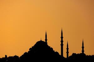 silhouet van suleymaniye moskee Bij zonsondergang. Ramadan of Islamitisch concept foto