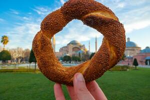 Istanbul foto. Turks bagel oftewel simit en hagia sophia foto