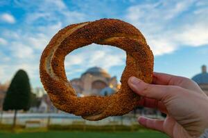 reizen naar Istanbul concept foto. simit of Turks bagel en hagia sophia foto