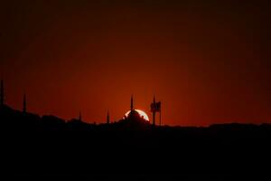 silhouet van fatih moskee Bij zonsondergang. Islamitisch of Ramadan achtergrond foto