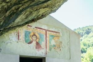 l'aquila, italië-augustus 12, 2021-hermitage van san Bartolomeo een oude kerk gegraven in een klif met een goed bewaard gebleven fresco, altaar en kluizenaar cellen. foto