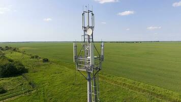 cellulair toren. uitrusting voor doorgeven cellulair en mobiel signaal foto