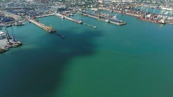 industrieel zeehaven, top visie. haven kranen en lading schepen en schepen. foto