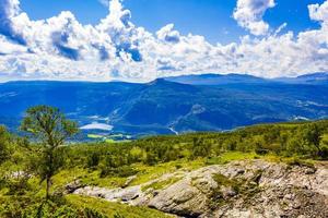 berglandschap panorama en meer vangsmjose in vang noorwegen foto