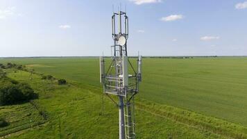 cellulair toren. uitrusting voor doorgeven cellulair en mobiel signaal foto