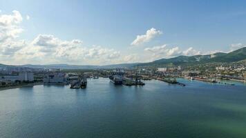 industrieel zeehaven, top visie. haven kranen en lading schepen en schepen. foto